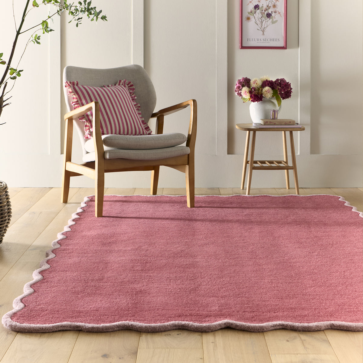Origins Elsie Scalloped Edged Coral Wool Rug